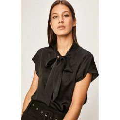 Answear - Bluzka. Czarne bluzki damskie ANSWEAR, s, bez wzorów, z jedwabiu, biznesowe, bez kołnierzyka, z krótkim rękawem. W wyprzedaży za 89,90 zł.