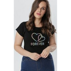 Czarny T-shirt Katharina. Czarne bluzki damskie Born2be, xl, z aplikacjami, z okrągłym kołnierzem, z krótkim rękawem. Za 39,99 zł.