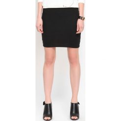 SPÓDNICA REGULARNA DAMSKA. Czarne spódniczki damskie Top Secret, bez wzorów, z dzianiny, eleganckie. W wyprzedaży za 19,99 zł.