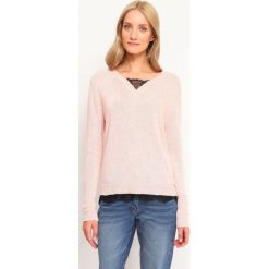 SWETER DŁUGI RĘKAW DAMSKI KLASYCZNY. Różowe swetry damskie Top Secret, na zimę, w koronkowe wzory, z jeansu, eleganckie, z długim rękawem, długie, bez kaptura. W wyprzedaży za 49,99 zł.