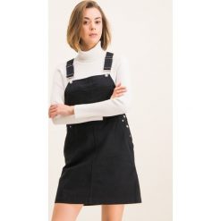 Sukienka codzienna Calvin Klein Jeans Twill Dungaree J20J212977. Czarne sukienki damskie Calvin Klein Jeans, na co dzień, s, bez wzorów, z bawełny, bez kołnierzyka, bez rękawów, proste. W wyprzedaży za 399,00 zł.