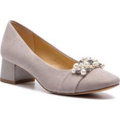 Półbuty CAPRICE - 9-22311-22 Lt Grey Suede 201. Szare półbuty damskie Caprice, bez wzorów, z zamszu, eleganckie, bez obcasa, na obcasie, bez zapięcia. W wyprzedaży za 219,00 zł.