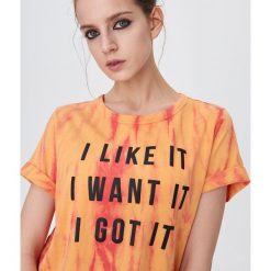 Koszulka tie dye z napisem - Pomarańczowy. Pomarańczowe koszulki damskie Sinsay, xs, z napisami, bez kołnierzyka, bez rękawów. W wyprzedaży za 25,99 zł.