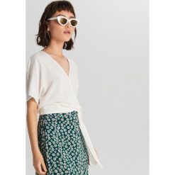 Bluzka z wiązaniem - Kremowy. Białe bluzki damskie Cropp, s, bez wzorów, bez kołnierzyka, bez rękawów. W wyprzedaży za 15,99 zł.