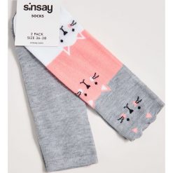 Skarpetki z kocim motywem - Jasny szary. Szare skarpetki damskie Sinsay, bez wzorów. W wyprzedaży za 4,99 zł.