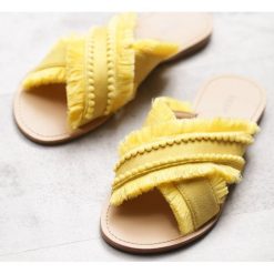Żółte Klapki Golden Sparkle. Żółte klapki damskie Born2be, bez wzorów, bez obcasa, na płaskiej podeszwie. W wyprzedaży za 39,99 zł.