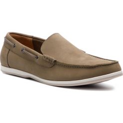 Mokasyny CLARKS - Morven Sun 261390357 Olive Nubuck. Zielone mokasyny męskie Clarks, ze skóry, klasyczne. W wyprzedaży za 239,00 zł.