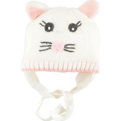 Czapka w kolorze kremowo-jasnoróżowym. Białe czapeczki niemowlęce Tom Tailor Kids, z aplikacjami, z polaru. W wyprzedaży za 25,95 zł.