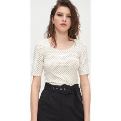 Koszulka basic - Kremowy. Białe bluzki damskie Cropp, s, bez wzorów, bez kołnierzyka, bez rękawów. W wyprzedaży za 23,99 zł.