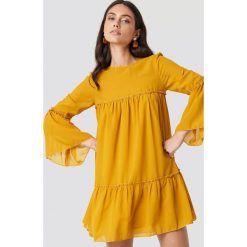 NA-KD Boho Szyfonowa sukienka mini - Yellow. Żółte bez kategorii marki NA-KD Boho, z szyfonu, boho, z okrągłym kołnierzem, długie, mini. Za 121,95 zł.