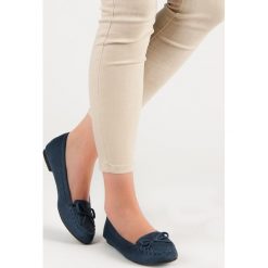 GRANATOWE MOKASYNY Z KOKARDKĄ. Niebieskie półbuty damskie SMALL SWAN, bez wzorów, bez obcasa, bez zapięcia. Za 52,90 zł.