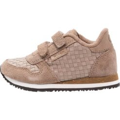 Woden YDUN WEAVED SUEDE JR Tenisówki i Trampki sandstone. Szare trampki dziewczęce marki Woden, ze skóry. W wyprzedaży za 227,40 zł.