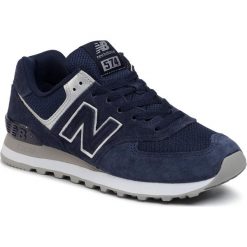 Sneakersy NEW BALANCE - WL574EY Granatowy. Niebieskie półbuty damskie New Balance, na co dzień, bez wzorów, z zamszu, bez obcasa, na płaskiej podeszwie, bez zapięcia. W wyprzedaży za 279,00 zł.