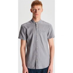 Koszula z kołnierzykiem typu collar band - Jasny szary. Szare koszule męskie Cropp, s, bez wzorów, bez kołnierzyka, bez rękawów. Za 69,99 zł.