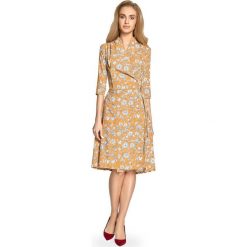 ALMA Zwiewna sukienka z wiązaniem - miodowa. Pomarańczowe sukienki damskie Stylove, s, z nadrukiem, z elastanu, bez kołnierzyka, bez rękawów, midi. Za 219,00 zł.