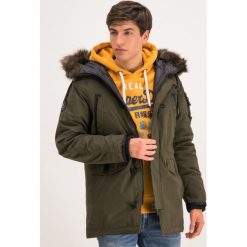 Parka Superdry SDX M5000082A. Zielone kurtki męskie Superdry, na zimę, m, bez wzorów, z bawełny, bez kaptura. W wyprzedaży za 399,00 zł.