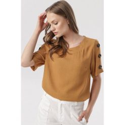 Camelowa Bluzka Astedanea. Brązowe bluzki damskie Born2be, s, bez wzorów, bez kołnierzyka, bez rękawów. W wyprzedaży za 69,99 zł.