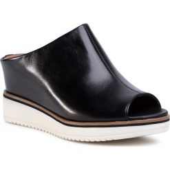 Klapki TAMARIS - 1-27200-24 Black Leather 003. Czarne klapki damskie Tamaris, bez wzorów, ze skóry ekologicznej, bez obcasa, na obcasie. Za 289,00 zł.