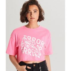 Krótka koszulka oversize - Różowy. Różowe koszulki damskie Cropp, s, bez wzorów, bez kołnierzyka, z krótkim rękawem. W wyprzedaży za 19,99 zł.