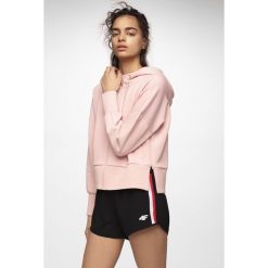 Bluza damska BLD401 - jasny róż. Różowe bluzy damskie xl, bez wzorów, z dzianiny, z krótkim rękawem, krótkie, z kapturem. W wyprzedaży za 99,99 zł.