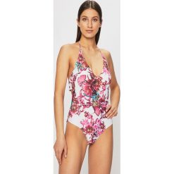 Guess Jeans - Strój kąpielowy. Różowe stroje kąpielowe damskie Guess Jeans, m, z aplikacjami, z elastanu. W wyprzedaży za 239,90 zł.
