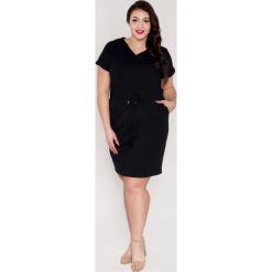 Czarna dresowa wiązana sukienka z trokami OVERSIZE PLUS SIZE wiosna lato. Czarne sukienki damskie Moda Size Plus Iwanek, na co dzień, na lato, s, bez wzorów, z elastanu, sportowe, z dekoltem w serek, plus size, bez rękawów, proste. Za 129,90 zł.