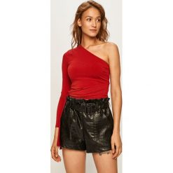 Marciano Guess - Bluzka. Czerwone bluzki damskie MARCIANO GUESS, s, z aplikacjami, z elastanu, casualowe, z okrągłym kołnierzem, z długim rękawem. W wyprzedaży za 249,90 zł.
