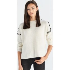 Sweter z kontrastowym sznurowaniem - Kremowy. Białe swetry damskie marki Sinsay, s, bez wzorów, bez rękawów, bez kaptura. Za 59,99 zł.
