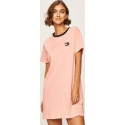 Tommy Jeans - Sukienka. Niebieskie sukienki damskie Tommy Jeans, na co dzień, s, z aplikacjami, z bawełny, casualowe, z okrągłym kołnierzem, z krótkim rękawem, krótkie, mini, proste. Za 359,90 zł.