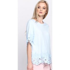 Niebieska Bluzka Gadarene. Niebieskie bluzki nietoperze marki Born2be, m, z okrągłym kołnierzem. Za 49,99 zł.