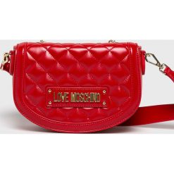 Love Moschino - Torebka. Czerwone listonoszki damskie Love Moschino, w paski, ze skóry, na ramię, pikowane, bez dodatków. W wyprzedaży za 369,90 zł.