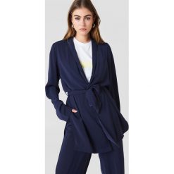 NA-KD Marynarka z wiązaniem - Blue,Navy. Niebieskie marynarki i żakiety damskie marki NA-KD, w paski, z poliesteru. Za 242,95 zł.