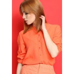 BLUZKA DŁUGI RĘKAW. Pomarańczowe bluzki damskie Top Secret, z nadrukiem, z jeansu, eleganckie, ze stójką, z długim rękawem. W wyprzedaży za 29,99 zł.