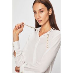 Marciano Guess - Bluzka. Białe bluzki damskie MARCIANO GUESS, z aplikacjami, z poliesteru, bez kołnierzyka, z długim rękawem. W wyprzedaży za 269,90 zł.