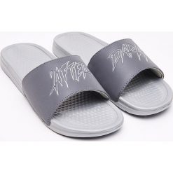 Klapki - Szary. Szare klapki męskie Cropp, bez wzorów. Za 39,99 zł.