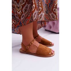 Damskie Sandały Lu Boo Zamszowe Camel Silena. Brązowe sandały damskie Tagless, z aplikacjami, z zamszu, bez obcasa, ze sprzączką. Za 59,00 zł.