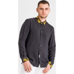 KOSZULA versace jeans couture. Czarne koszule męskie Versace Jeans Couture, m, z aplikacjami, z jeansu, z klasycznym kołnierzykiem, bez rękawów. Za 1229,00 zł.