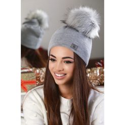 Czapka MISALINA DARK GREY. Szare szaliki damskie Czapka MISALINA DARK GREY, bez wzorów. W wyprzedaży za 29,00 zł.