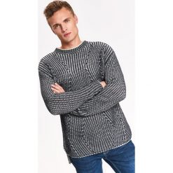 Sweter długi rękaw męski oversize we wzory. Szare swetry męskie Top Secret, na zimę, xl, bez wzorów, z jeansu, eleganckie, z okrągłym kołnierzem, bez kaptura. W wyprzedaży za 49,99 zł.