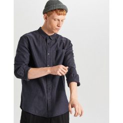 Koszula z mikrowzorem - Szary. Szare koszule męskie Cropp, s, bez wzorów, bez kołnierzyka, bez rękawów. Za 79,99 zł.
