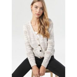 Beżowy Kardigan Yserysha. Brązowe swetry damskie Born2be, uniwersalny, bez wzorów, bez rękawów, bez kaptura. Za 119,99 zł.