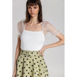 Biała Bluzka Avani. Białe bluzki damskie Renee, s, bez wzorów, z dzianiny, z falbankami, z krótkim rękawem. Za 79,99 zł.