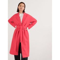 Płaszcz z paskiem - Różowy. Różowe płaszcze damskie Reserved. Za 199,99 zł.