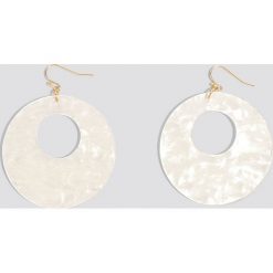 Kolczyki damskie: NA-KD Accessories Wiszące kolczyki Resin – White
