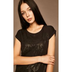 Medicine - T-shirt by Paulina Czak. Szare topy damskie MEDICINE, s, z nadrukiem, z bawełny, z okrągłym kołnierzem. Za 59,90 zł.