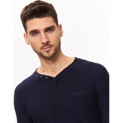 Sweter męski w serek o dopasowanym kroju. Niebieskie swetry męskie Top Secret, s, bez wzorów, z dzianiny, z dekoltem w serek, bez kaptura. W wyprzedaży za 39,99 zł.