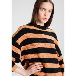 Swetry klasyczne damskie: Moss Copenhagen JIA STRIPE Sweter beige/black
