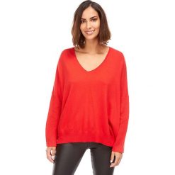 Sweter w kolorze czerwonym. Czerwone swetry damskie L'étoile du cachemire, bez wzorów, z kaszmiru, klasyczne, bez rękawów, bez kaptura. W wyprzedaży za 129,95 zł.