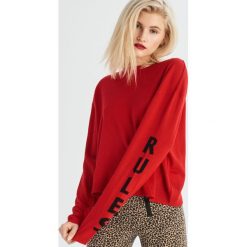 Sweter z napisami - Czerwony. Czerwone swetry damskie Sinsay, s, z napisami, bez rękawów, bez kaptura. W wyprzedaży za 29,99 zł.