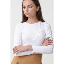 Biała Bluzka Tammy. Białe bluzki damskie Born2be, xl, z aplikacjami, z dzianiny, klasyczne, z okrągłym kołnierzem. Za 29,99 zł.